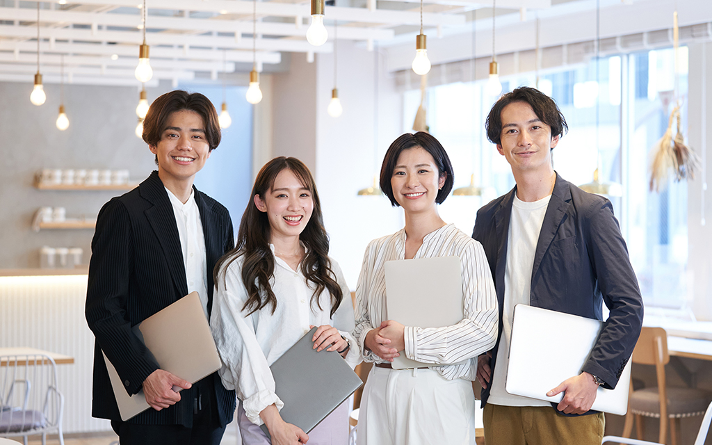 Light UPのスライダー画像。若い男女の社員のオフィス内のイメージ画像。