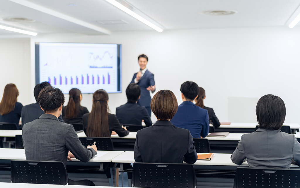 Light UPのスライダー画像。セミナーを受けているイメージ画像。