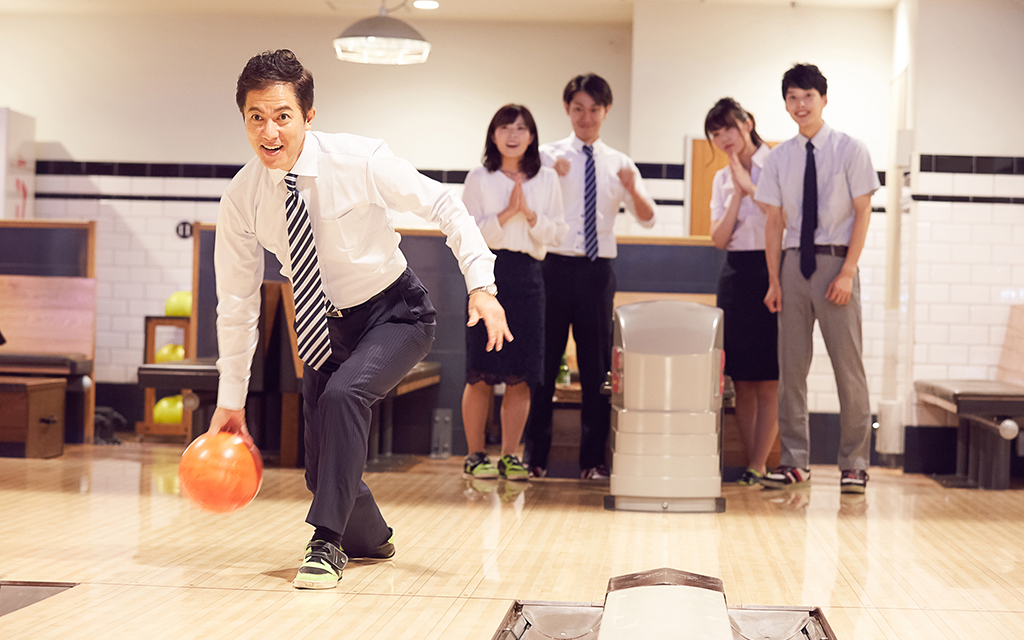 Light UPのスライダー画像。社内レクリエーションでボーリングを楽しむ社員達。